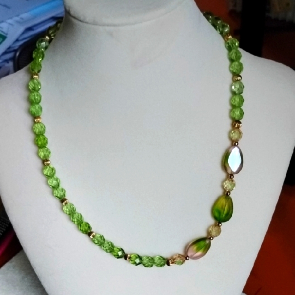 🩷HAND CRAFTED CZECH GLASS NECKLACE🩷